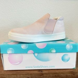 SODA Side Stretch Sneakers.